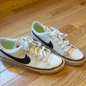 Nike White and Black Low-Top Sneakers